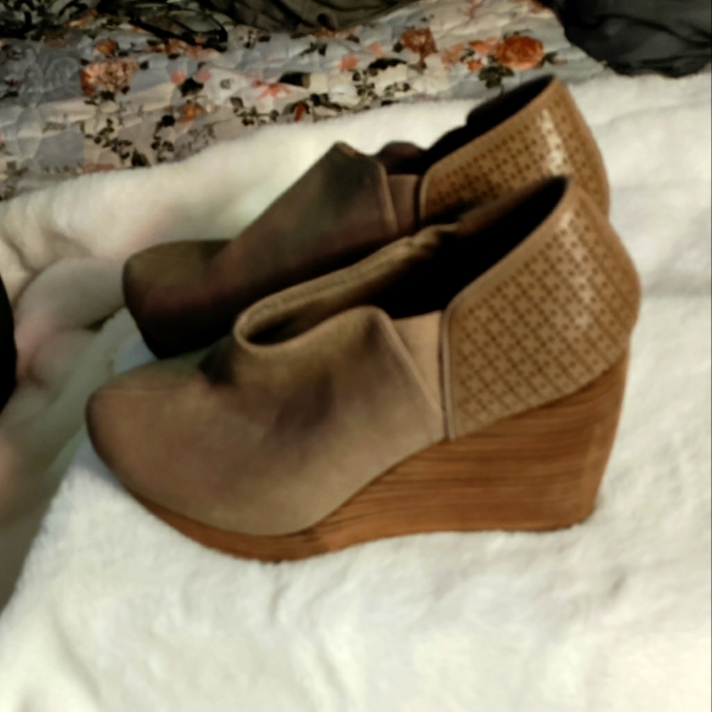 Women's tan wedges, size 8, NEVER BEEN WORN, NWOT.